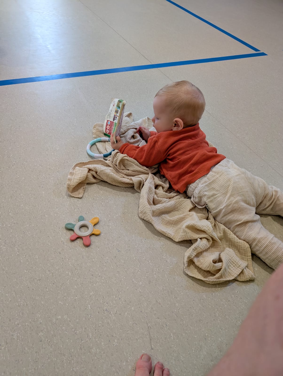 Paar lacht gemeinsam – neue Nähe und Verbundenheit nach dem Partnerschule-Training