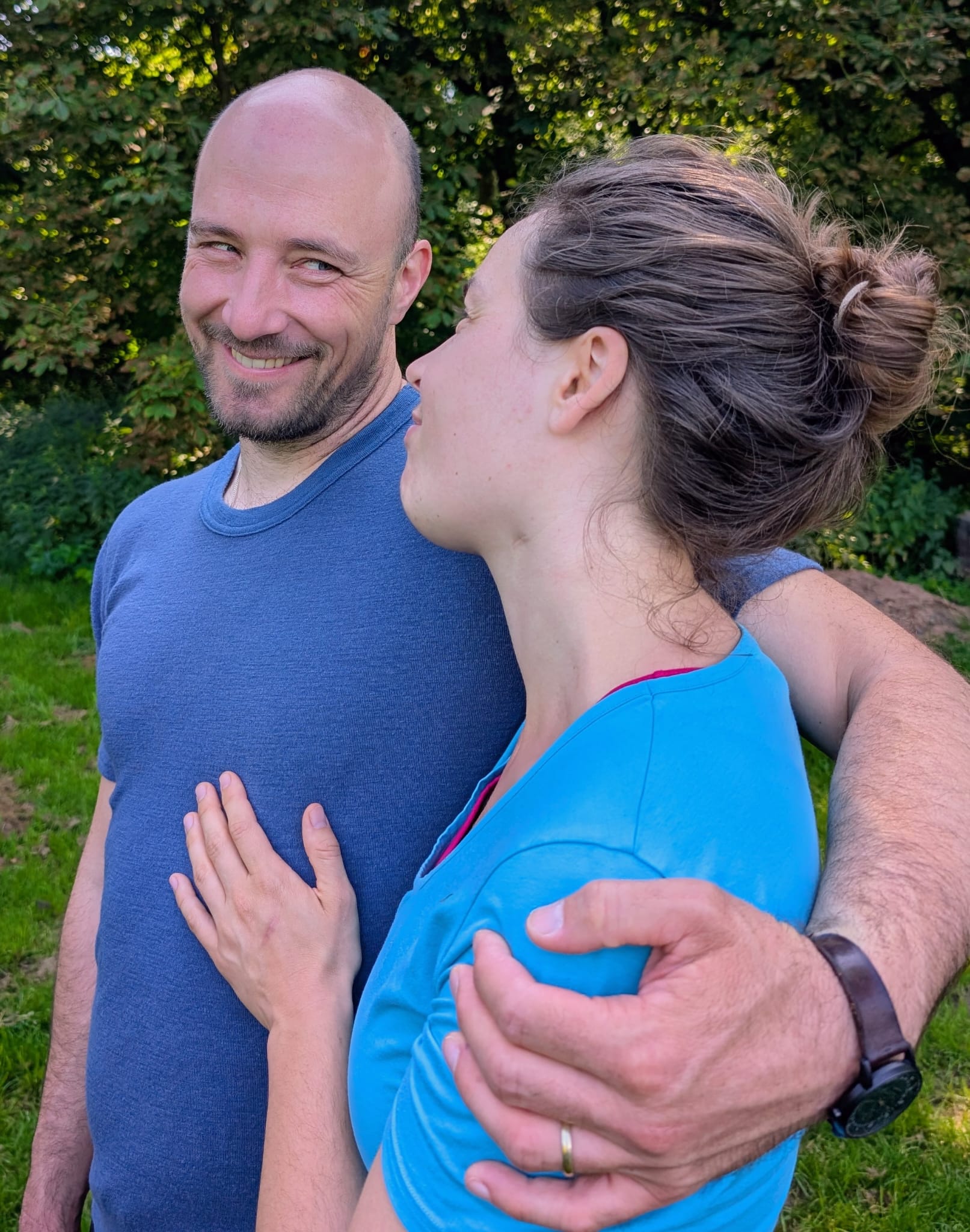 Julia Augenstein im achtsamen Gespräch mit einem Paar – Partnerschule Rheinland Methode