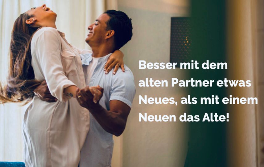 Paar geht entspannt gemeinsam durch die Natur – Symbol für Neuanfang in der Partnerschaft